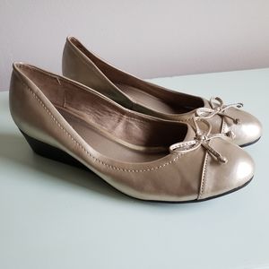 Metallic Gold Croft & Barrow Bow Wedges